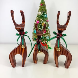 Familia de renos de madera vintage, decoración navideña hecha a mano