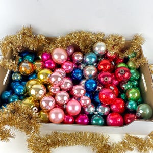 Vintage Mid Century Retro Ornament gemischte Sets, Quecksilberglas Ornament Lots, rosa, blau, grün, silber, gold und rote Ornamente, Weihnachtsbaum
