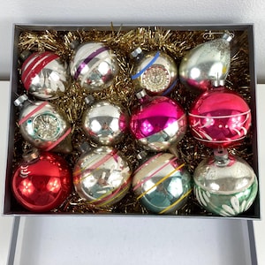Conjunto misto de enfeites de Natal de vidro Brite brilhante vintage, bonés USofA recortados dos anos 1940, listras, glitter Mica Snow, refletores, lágrima, lança