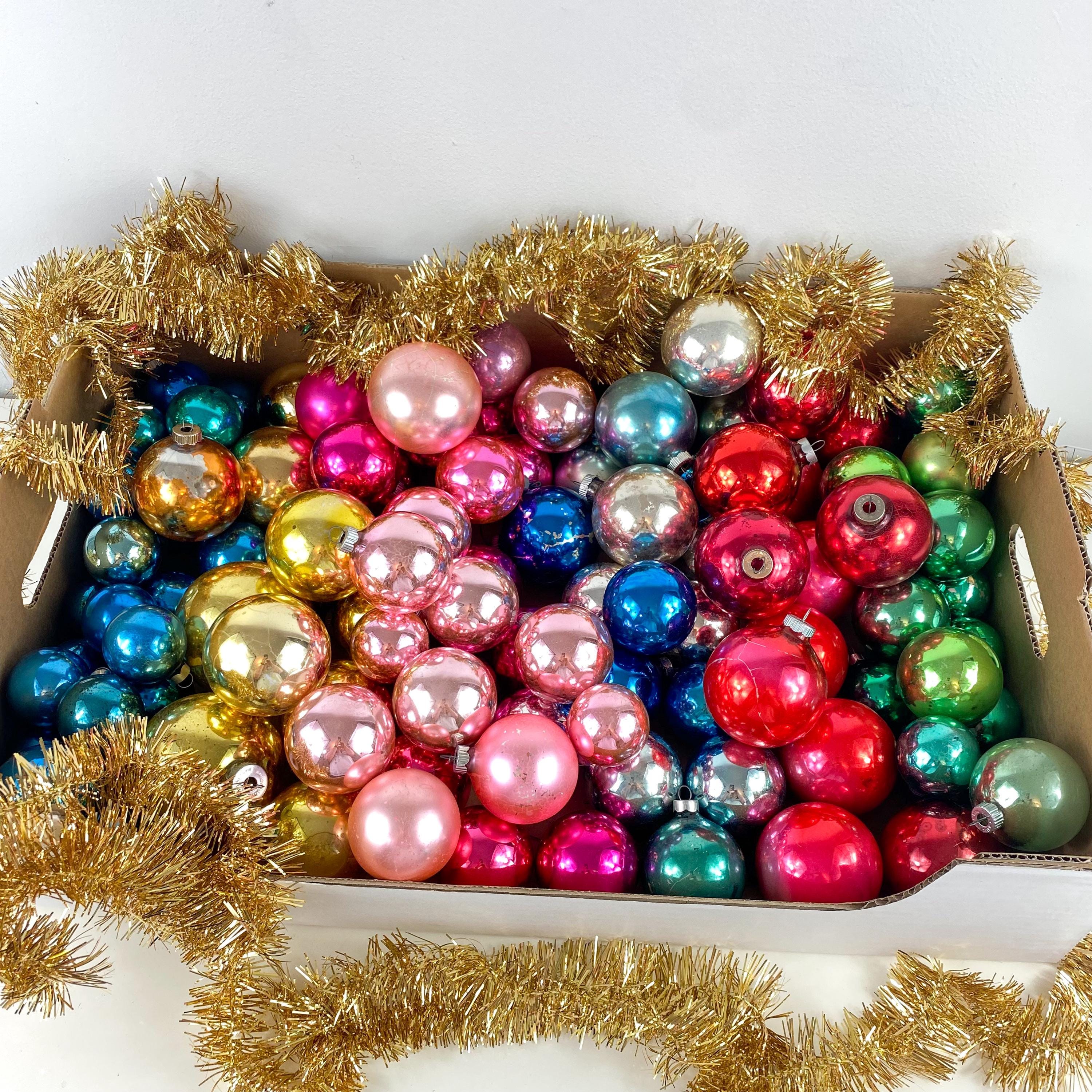 Quatre Boules De Noël En Verre églomisé Doré Et Bleu. Fin XIX.  Diam 4 5 Cm A 10 5 Cm