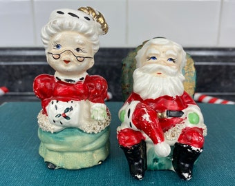 Vintage Santa Claus & Mrs. Claus Spaghetti Glass Trim Salt Pepper Shakers, Lefton Shakers, Santa sitting in chair, Kitschy Christmas Decor