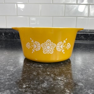 Vintage Pyrex Butterfly Gold Casserole Dish: 1-Qt Round (No Lid)