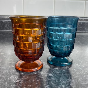 Vintage niet-overeenkomende kolonie Whitehall kubistische 4oz sapglazen | Amber en Rivièrablauw | Mix-Match MCM kleine singles van gekleurd glas