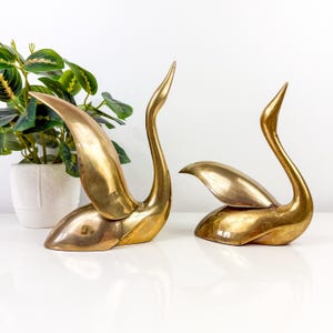 Vintage Brass Swans in flight, set of 2 flying swans, elegant vintage decor, MCM Bird Figures Book Shelf Decor, Brass Swan Home decor
