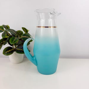 Pichet Blendo vintage : grande verrerie bleu sarcelle avec rebord doré