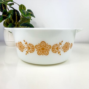 Vintage Pyrex Butterfly Gold Casserole Dish: 1.5 Quart