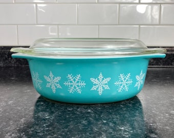 Cazuela de copo de nieve azul turquesa Pyrex vintage 043 con tapa, plato de Pyrex vintage de 1 1/2 cuarto, copo de nieve blanco en plato de cazuela azul turquesa