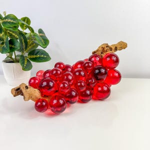 MCM Lucite Red Grape Cluster auf Treibholz, Tischdekoration, große Lucite Trauben, Kunststoff Trauben Cluster Vintage Mid Century Dekor