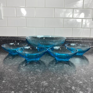 Vintage Hazel Atlas Capri Azure Blue Salad Bowl Serving Set Colonial Pattern Square blue base One Large Serving bowl w/4 matching bowls image 2