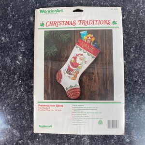 Könnte beinhalten: Ein Filz-Strumpf-Stickset mit einem Weihnachtsmann-Motiv mit einem Eichhörnchen und einem Vogel. Das Set enthält Filz, Stickgarn, Pailletten, Perlen und Anleitungen. Der fertige Strumpf ist 23 cm x 41 cm groß.