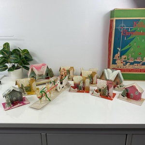 Casa de cartón con trineo de Papá Noel y renos, de Dolly Toy Co., de antes de la guerra, 1939-1941, con escena navideña de pueblo vintage, caja original