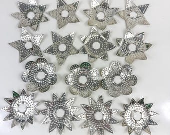Set von fünfzehn (15) antike Vintage gestanzte Zinn gestempelt Metall Weihnachtslicht Reflektoren Stern und Blume geformte Retro Weihnachtslicht Reflektoren