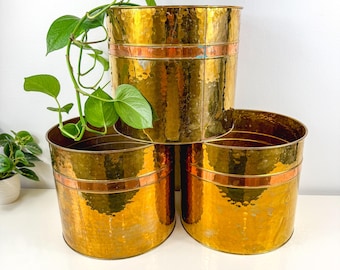 Vintage extra grote plantenbakken van gehamerd messing met koperen banden made in Holland