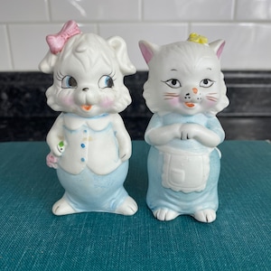 Vintage Linke Katze und Hund Paar Salz- und Pfefferstreuer | Anthropomorphe Kitsch Keramik Figuren | Hundeweste rosa Schleife Cat im Schürzchen