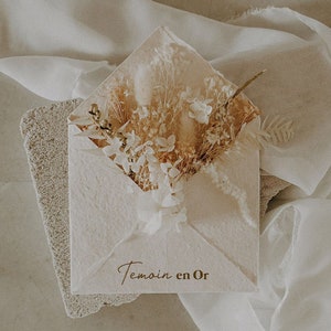 Enveloppe de papier artisanal fleurie "témoin en or" à personnaliser