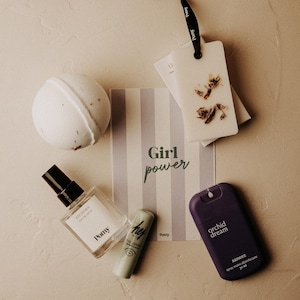 Refined women's gift set – GIRL POWER wellness box – Floral bath bomb, linen water & botanical bath tablet – Elegant birthday idea