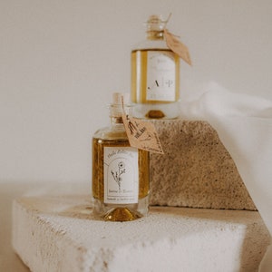Botella de boticario de bautismo de boda de aceite de oliva con etiqueta.