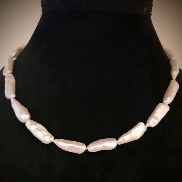 Long collier unique de perles biwa blanches de 18 po. sur fermoir de sécurité en vermeil