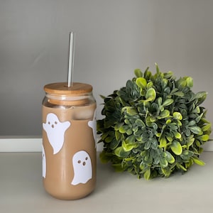 Halloween Themed Drinking Glass, Fall Iced Coffee Glass Jar, Glass Can Cup with Lid and Straw, Gifts for Women, Coffee Glass With Ghost
