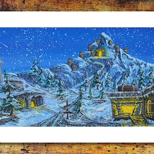 Puede incluir: Una escena de invierno nevada con un castillo en la cima de una montaña en la distancia. El castillo está iluminado con cálidas luces amarillas. Hay varios árboles en primer plano y un pequeño edificio con una ventana iluminada. El cielo es azul oscuro con estrellas blancas.