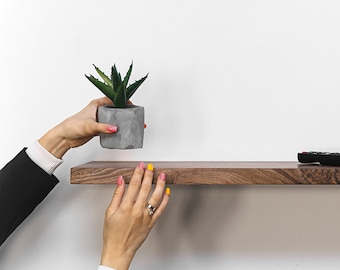 Prateleiras 100% em madeira natural com bordas planas e acabamento rústico realista, ideais para decoração de interiores para amantes da natureza.
