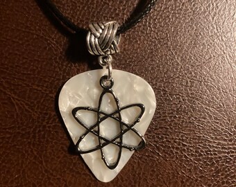 Collar con dije de símbolo de átomo/púa de guitarra blanca con cordón.