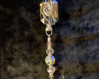 Ornamento de cristal arco iris envuelto en alambre con una cerámica pintada a mano azul Perla / Rhinestone hallazgos / cristales checos y caja de regalo.