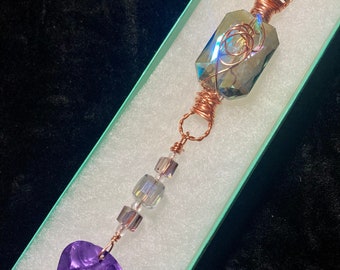 Adorno/atrapasueños de púa de guitarra púrpura y cristal envuelto en alambre de cobre de medios mixtos con caja de regalo.