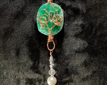 Adorno de piedra geoda envuelto en alambre de cobre de medios mixtos con cristales prismáticos/cuentas perladas/cuentas verdes.