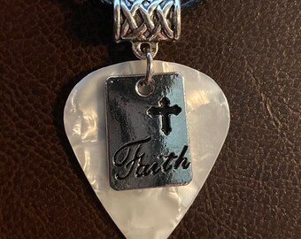 Guitarra blanca Pick Charm Faith & Cross w/Cord.
