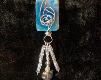 Alambre de medios mixtos envuelto azul piedra ornamento / Suncatcher. Con una piedra de acento prismático moderno / acentos de cristal facetados y caja de regalo