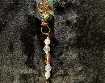 Adorno de cristal arcoíris envuelto en alambre de latón de medios mixtos con cuentas perladas/cristales prismáticos/ala de ángel.