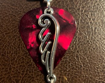 Guitarra de color rojo oscuro Pick/Angel Wing Charm w/Cord.