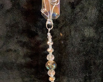 Ornamento de cristal arco iris de medios mixtos /con un cristal de acento azulado, hallazgos de tono plateado, cristales prismáticos y caja de regalo.