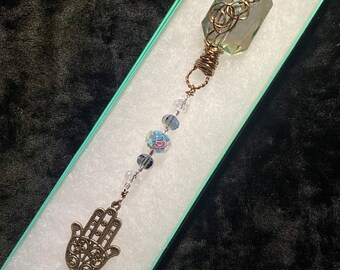 Adorno de cristal arcoíris envuelto en alambre de latón de medios mixtos con cuenta Hamsa/rosa rosa.