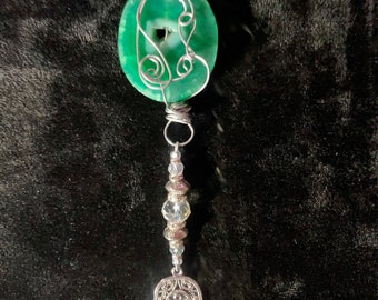 Adorno de piedra geoda verde envuelto en alambre de medios mixtos con Hamsa/cristales facetados.