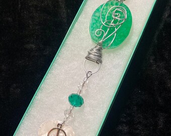 Ornamento/Suncatcher envuelto en alambre de medios mixtos con guitarra blanca perlada y signo de paz.