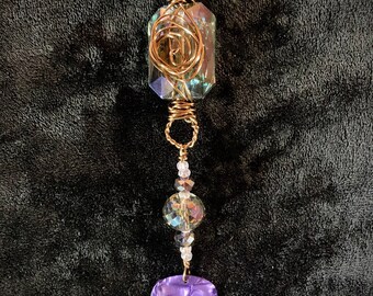 Adorno envuelto en alambre de medios mixtos con púa de guitarra morada y caja de regalo.