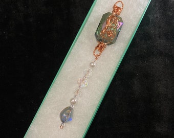 Adorno de cristal arcoíris envuelto en alambre de cobre de medios mixtos con cristal prismático/cuentas perladas/cuenta azul iridiscente.