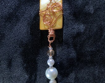 Adorno de piedra amarilla dorada envuelto en alambre de cobre de medios mixtos con cristales prismáticos/cuentas perladas.