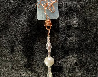 Adorno de medios mixtos envuelto en alambre de cobre con piedra azul hielo/cuenta perlada/cristales prismáticos/cuenta de lágrima azul.