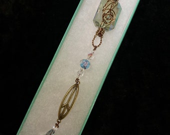 Latón y medios mixtos de la paz signo ornamento / Suncatcher / window joyería. Con cristales facetados/A Floral Accent Bead y Gift Box.