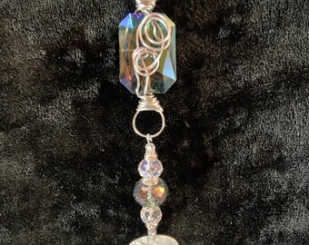 Adorno envuelto en alambre de medios mixtos con púa de guitarra blanca y caja de regalo.