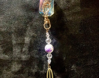 Ornamento de latón envuelto a mano con cable de la paz. Con un cristal arco iris con cerámica y cuentas de cristal facetadas con caja de regalo.