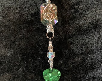 Adorno envuelto en alambre de medios mixtos con púa de guitarra verde y caja de regalo.