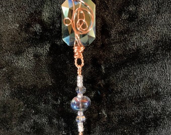 Adorno de alambre de cobre de técnica mixta con púa de guitarra azul turquesa y caja de regalo.