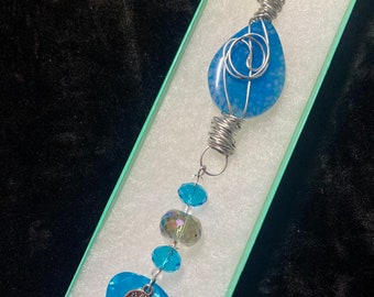 Ornamento de cristal de medios mixtos con la selección de guitarra azul turquesa y Hamsa.