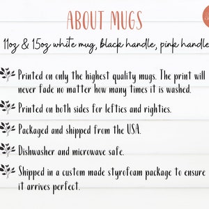 K&ouml;nnte beinhalten: Eine wei&szlig;e Keramiktasse mit schwarzem Henkel. Die Tasse ist 11oz oder 15oz gro&szlig; und beidseitig bedruckt. Der Text auf dem Bild lautet "ABOUT MUGS".