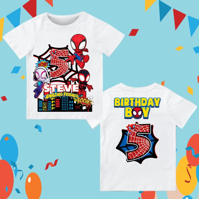 K&ouml;nnte beinhalten: Wei&szlig;es T-Shirt mit einem roten und blauen Spiderman-Design. Die Vorderseite des Shirts zeigt ein Spiderman-Netz mit der Zahl 5 in der Mitte. Die R&uuml;ckseite des Shirts zeigt den Text "Birthday Boy" mit einem Spiderman-Design.