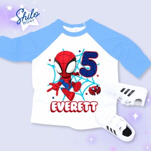 Pode incluir: Uma placa de madeira r&uacute;stica com o texto "Welcome to our home" em letras brancas. A placa apresenta um acabamento desgastado e um design simples e convidativo, ideal para a decora&ccedil;&atilde;o da porta da frente.